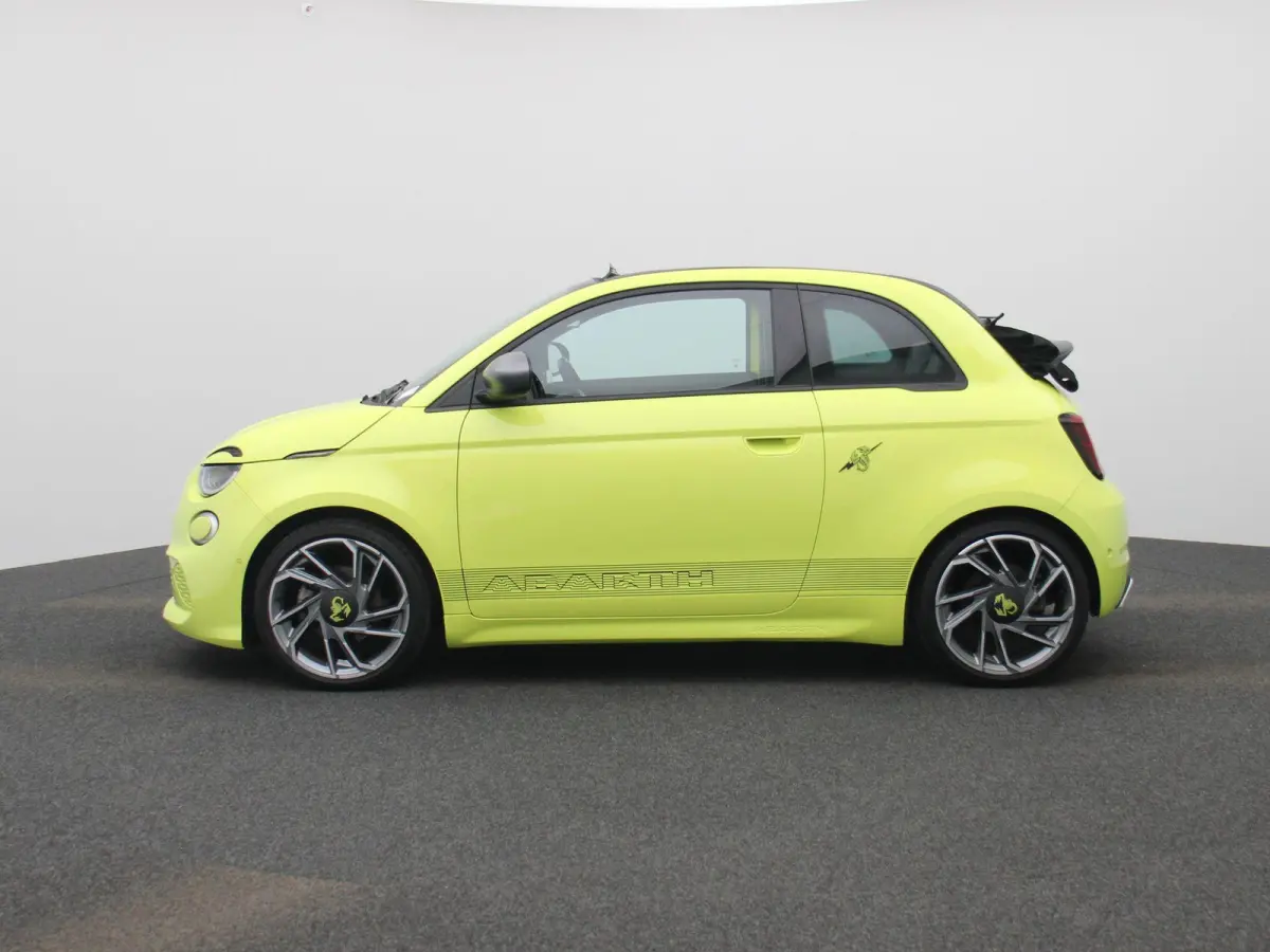 Fiat Abarth Scorpionissima 42 kWh | Navigatiesysteem | Parkeersensoren voor + achter | Camera | Stoelverwarming | Lichtmetalen velgen 18" |