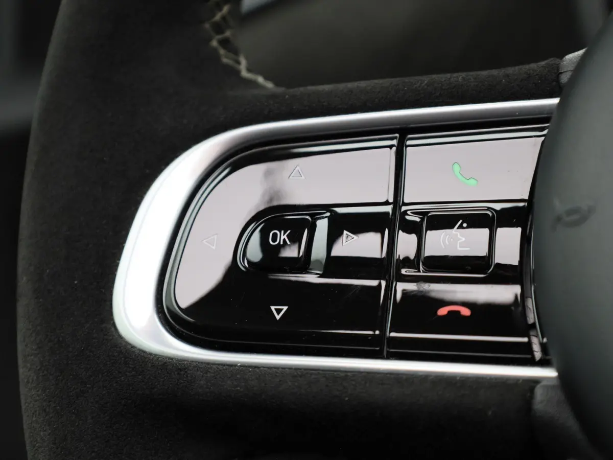 Fiat Abarth Scorpionissima 42 kWh | Navigatiesysteem | Parkeersensoren voor + achter | Camera | Stoelverwarming | Lichtmetalen velgen 18" |