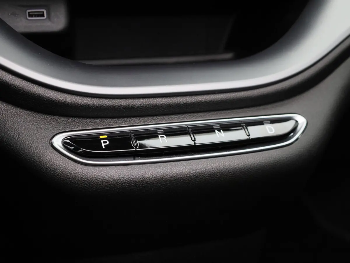 Fiat Abarth Scorpionissima 42 kWh | Navigatiesysteem | Parkeersensoren voor + achter | Camera | Stoelverwarming | Lichtmetalen velgen 18" |