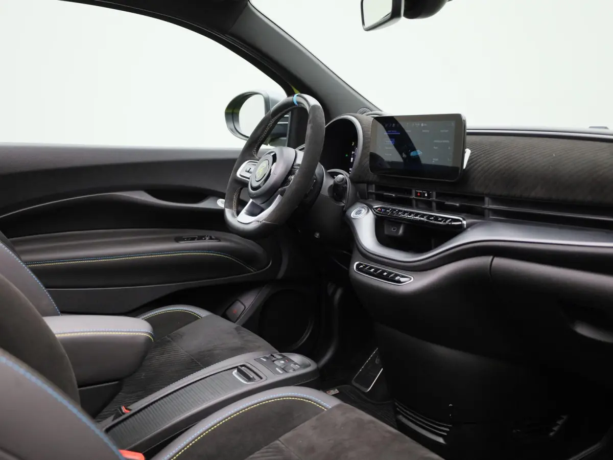 Fiat Abarth Scorpionissima 42 kWh | Navigatiesysteem | Parkeersensoren voor + achter | Camera | Stoelverwarming | Lichtmetalen velgen 18" |