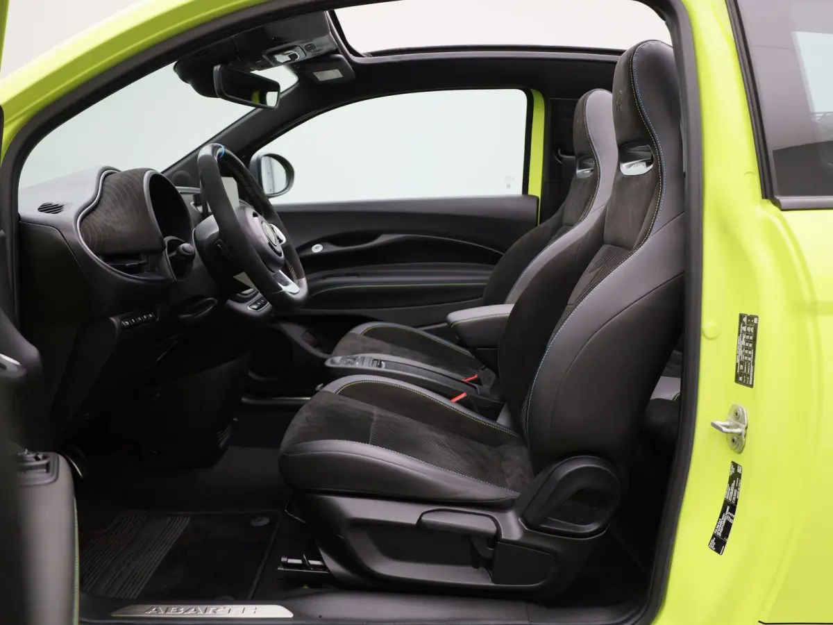 Fiat Abarth Scorpionissima 42 kWh | Navigatiesysteem | Parkeersensoren voor + achter | Camera | Stoelverwarming | Lichtmetalen velgen 18" |