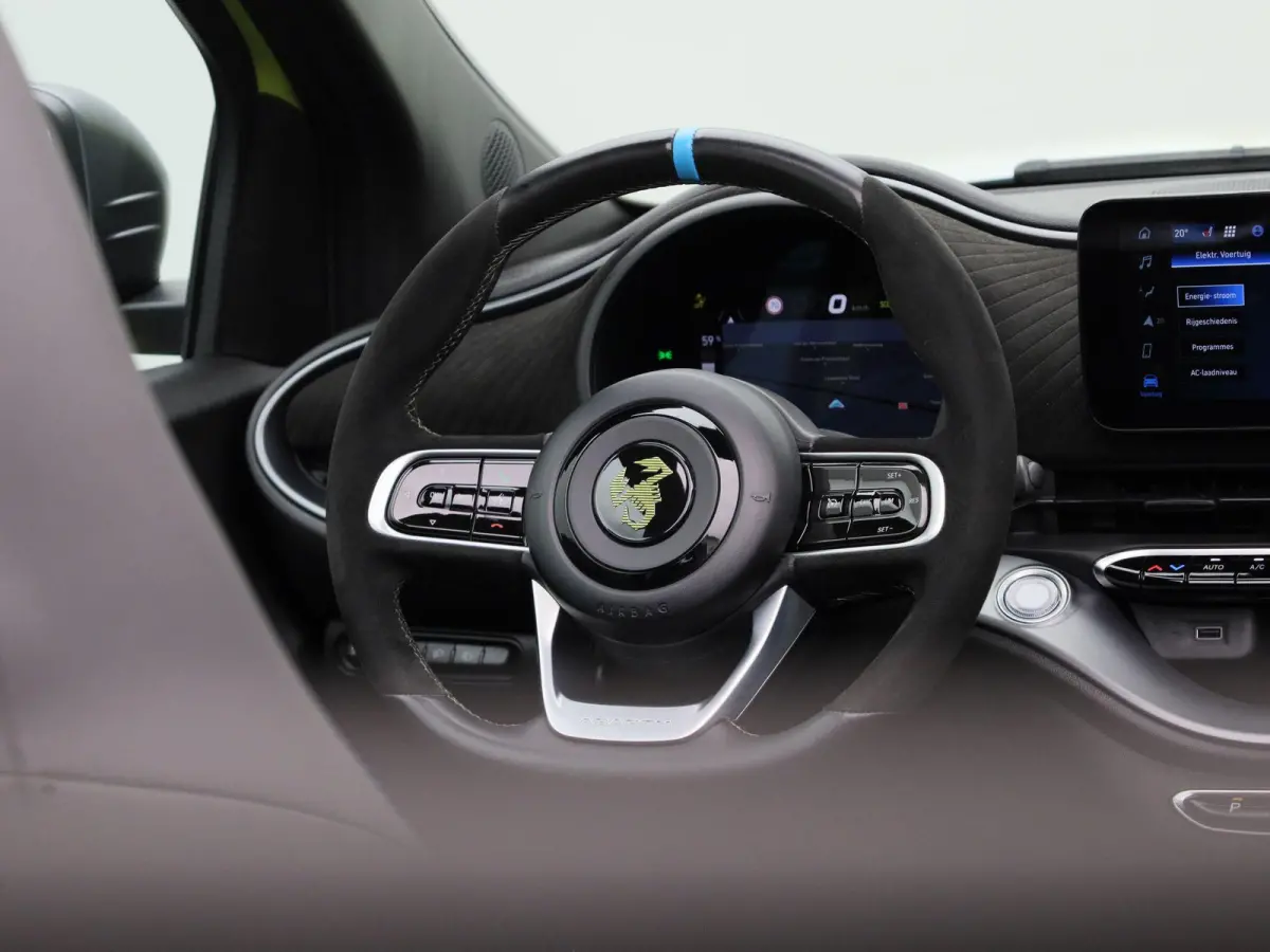 Fiat Abarth Scorpionissima 42 kWh | Navigatiesysteem | Parkeersensoren voor + achter | Camera | Stoelverwarming | Lichtmetalen velgen 18" |