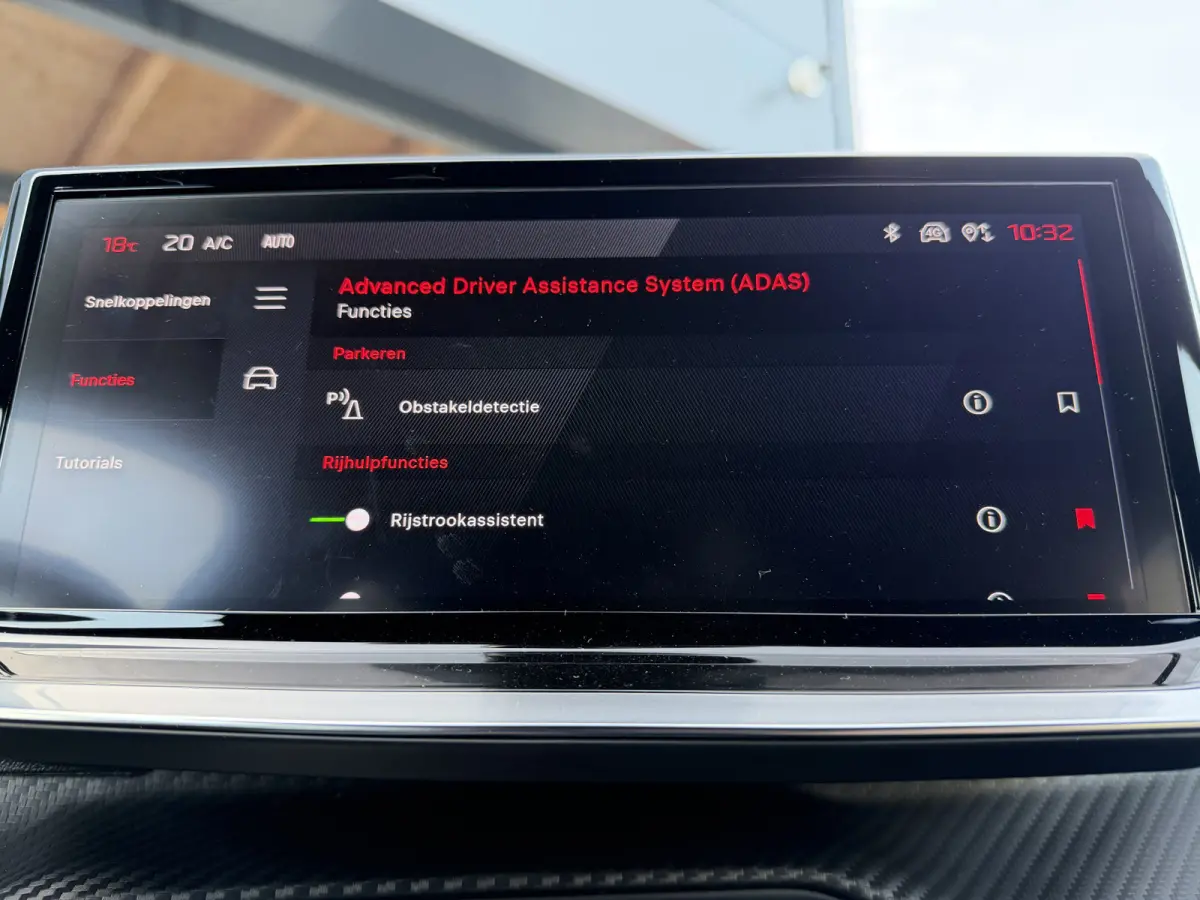 100pk GT (Camera - Keyless Entry - Parkeersensoren V+A - LED - Navigatie - Automatische Airco - Draadloos laden - Apple Carplay - 3D Cockpit)