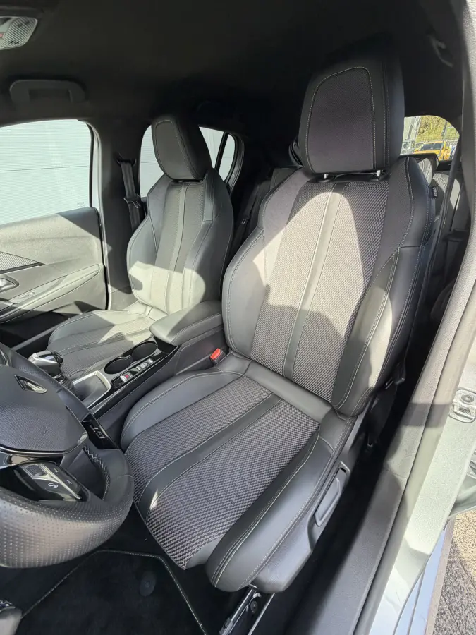 100pk GT (Camera - Keyless Entry - Parkeersensoren V+A - LED - Navigatie - Automatische Airco - Draadloos laden - Apple Carplay - 3D Cockpit)
