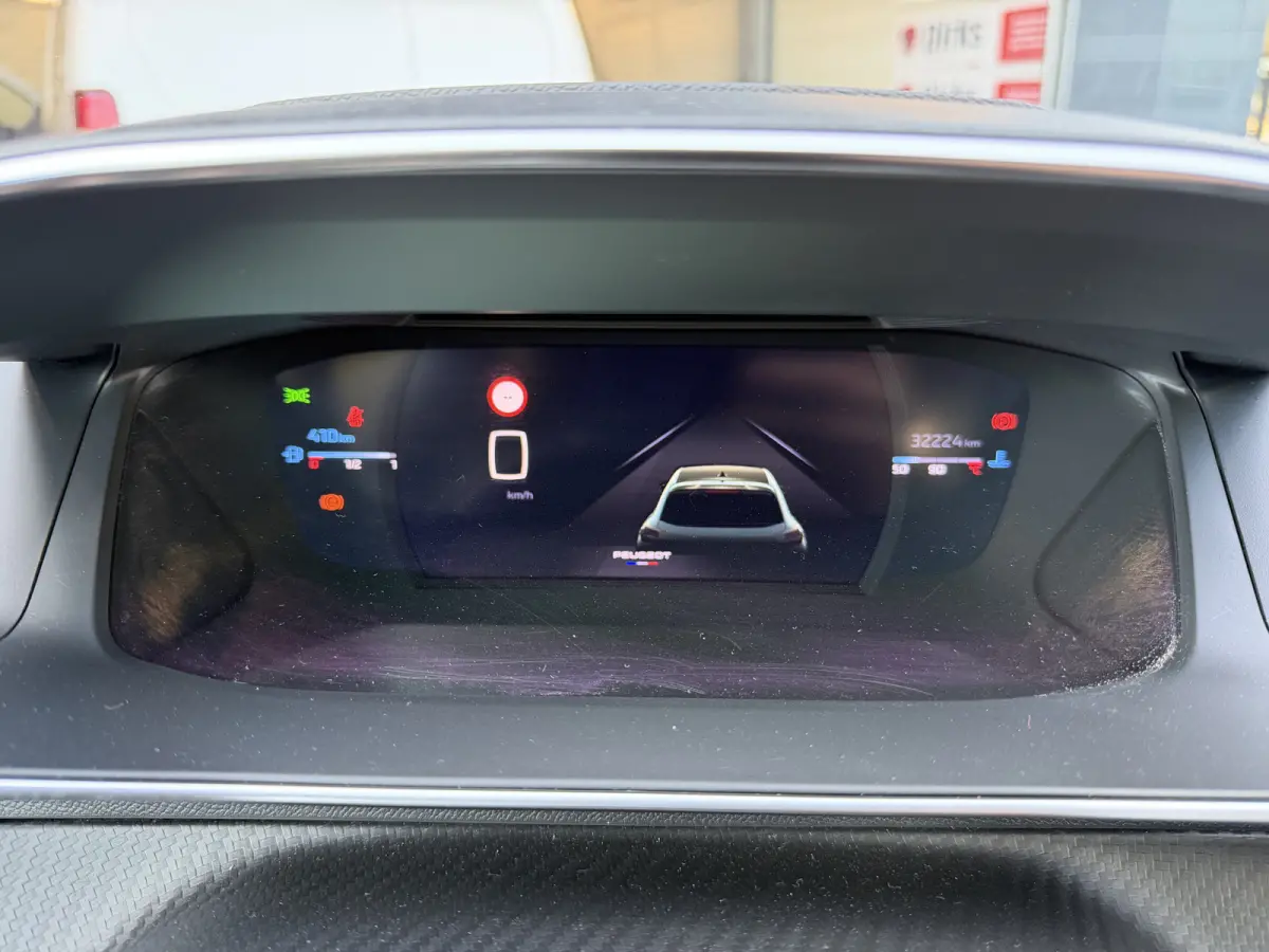 100pk GT (Camera - Keyless Entry - Parkeersensoren V+A - LED - Navigatie - Automatische Airco - Draadloos laden - Apple Carplay - 3D Cockpit)