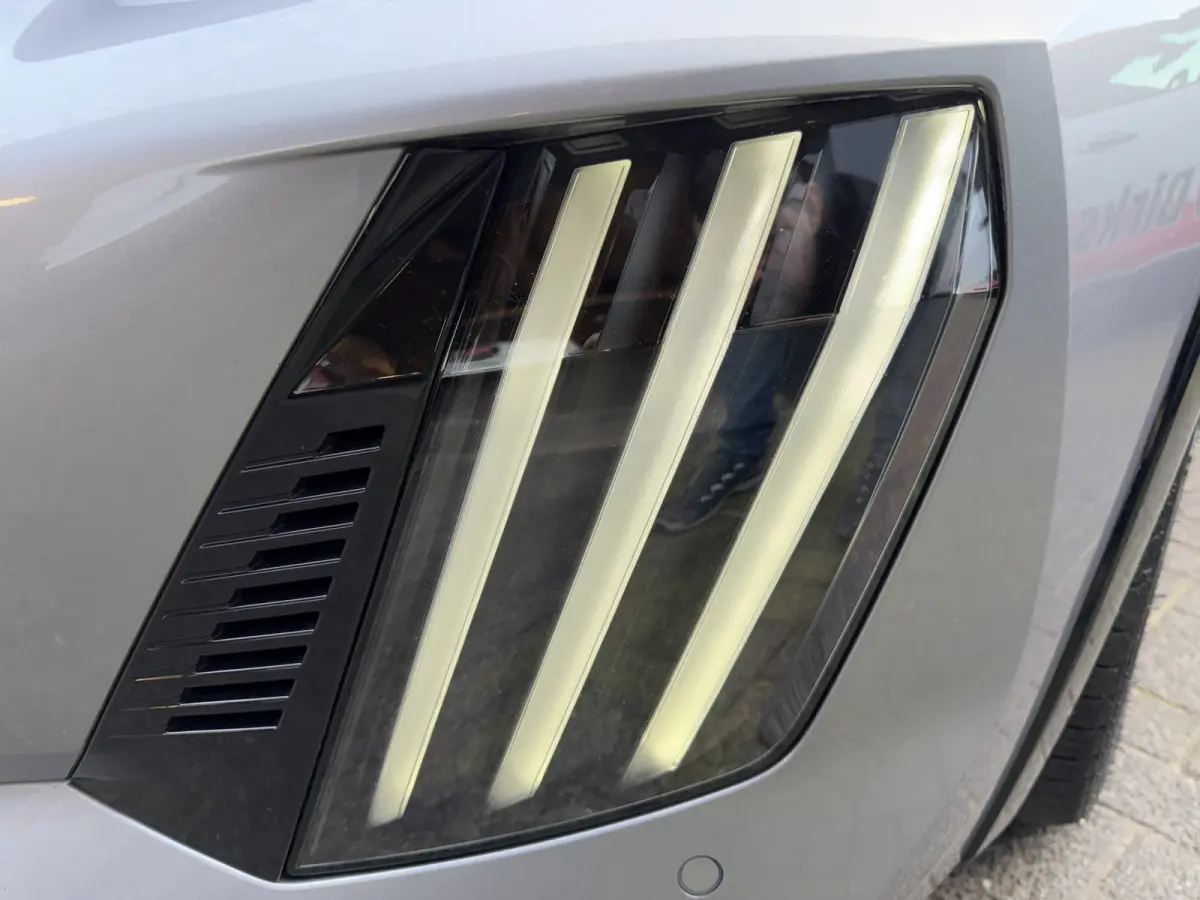 100pk GT (Camera - Keyless Entry - Parkeersensoren V+A - LED - Navigatie - Automatische Airco - Draadloos laden - Apple Carplay - 3D Cockpit)