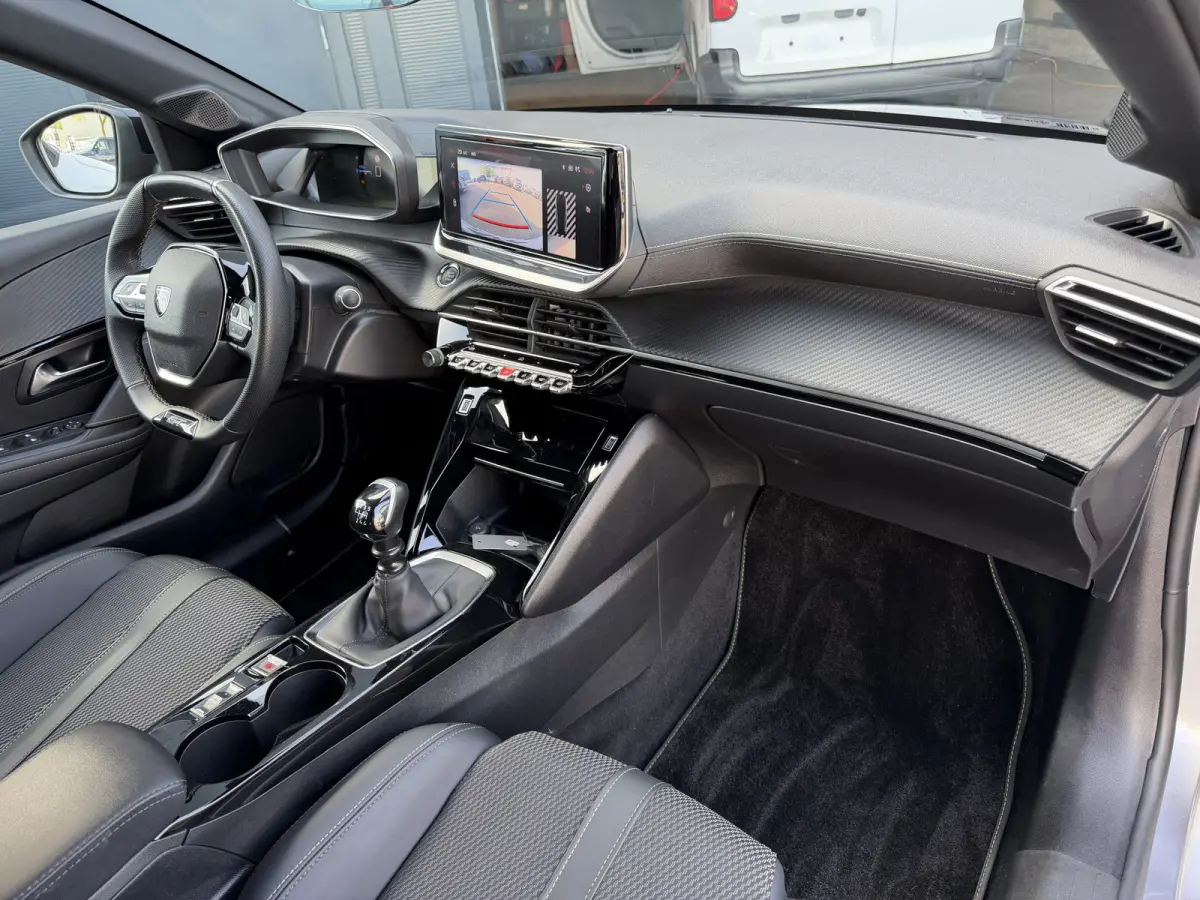 100pk GT (Camera - Keyless Entry - Parkeersensoren V+A - LED - Navigatie - Automatische Airco - Draadloos laden - Apple Carplay - 3D Cockpit)