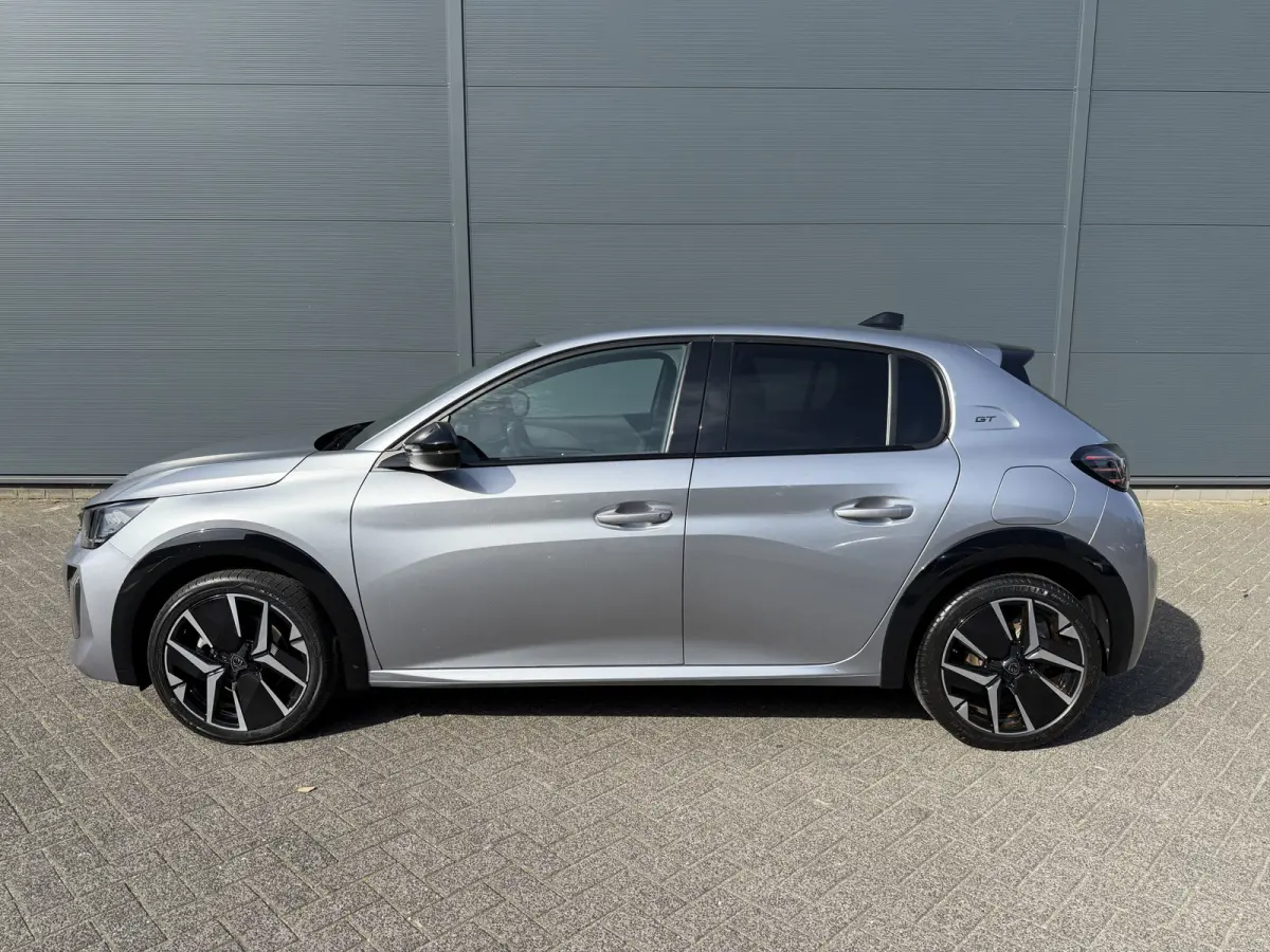 100pk GT (Camera - Keyless Entry - Parkeersensoren V+A - LED - Navigatie - Automatische Airco - Draadloos laden - Apple Carplay - 3D Cockpit)
