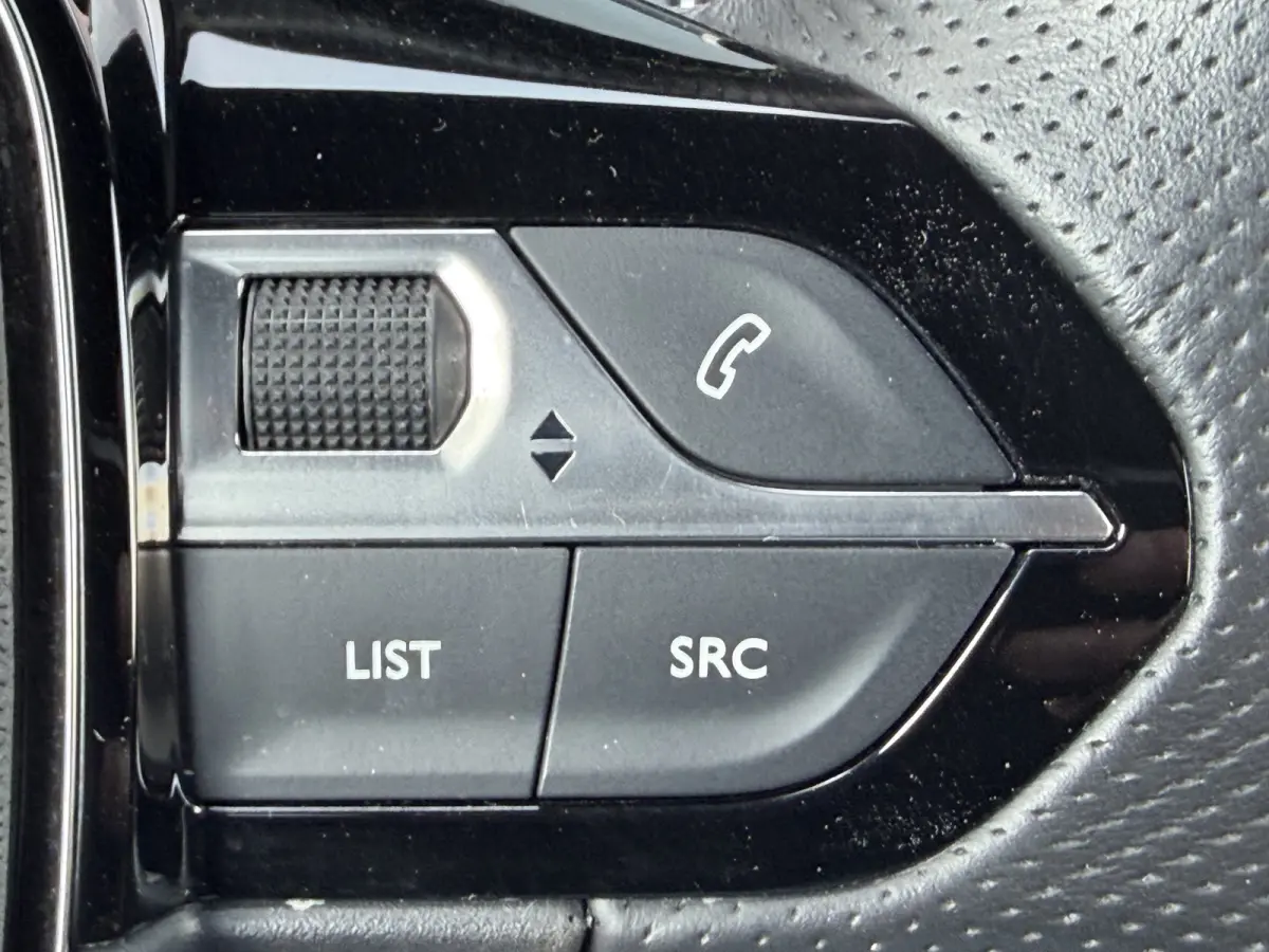 100pk GT (Camera - Keyless Entry - Parkeersensoren V+A - LED - Navigatie - Automatische Airco - Draadloos laden - Apple Carplay - 3D Cockpit)