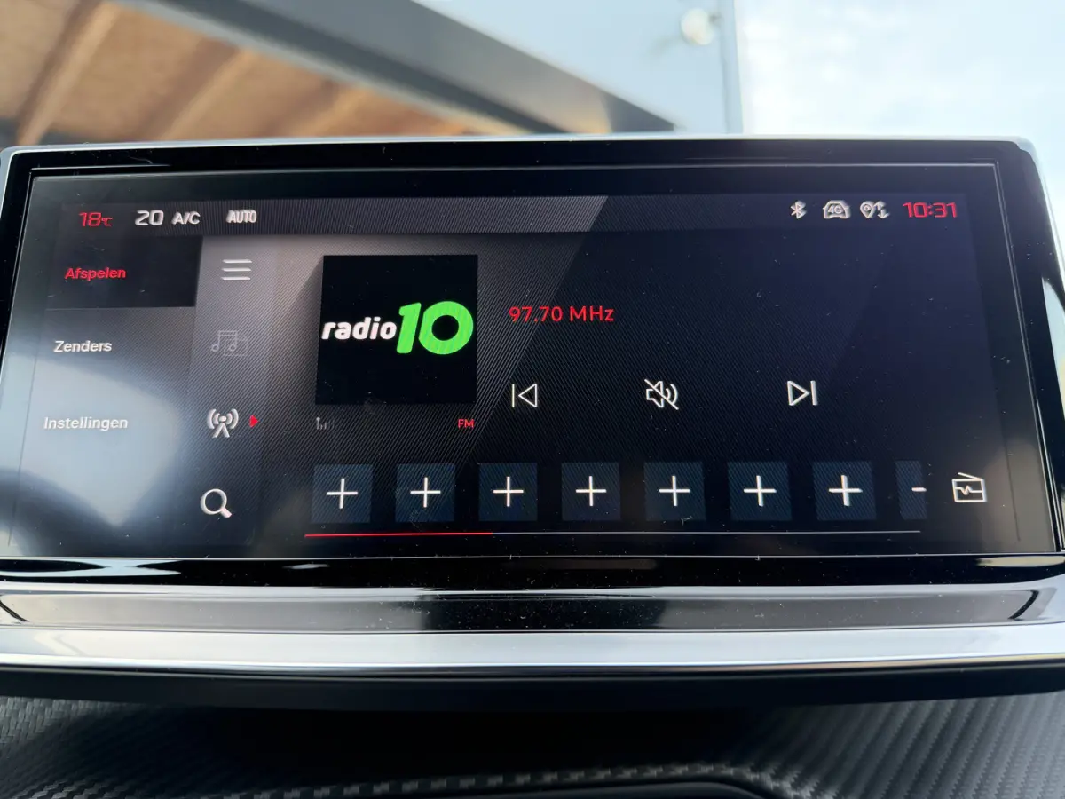 100pk GT (Camera - Keyless Entry - Parkeersensoren V+A - LED - Navigatie - Automatische Airco - Draadloos laden - Apple Carplay - 3D Cockpit)