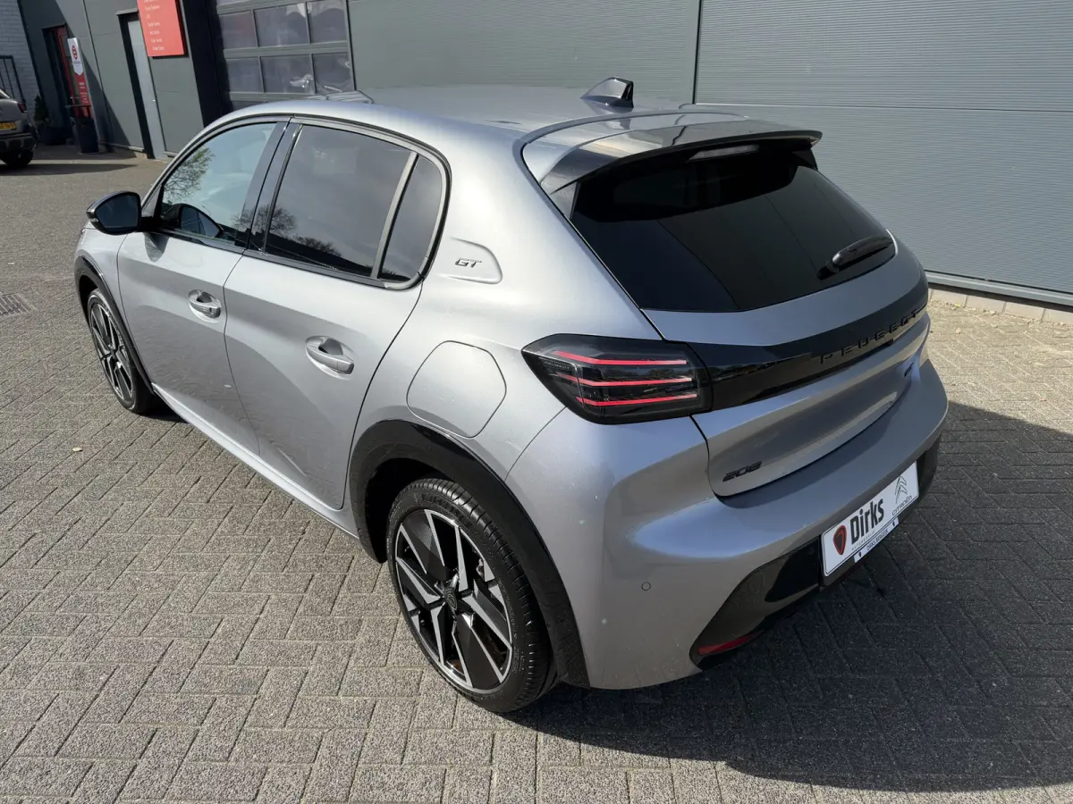 100pk GT (Camera - Keyless Entry - Parkeersensoren V+A - LED - Navigatie - Automatische Airco - Draadloos laden - Apple Carplay - 3D Cockpit)