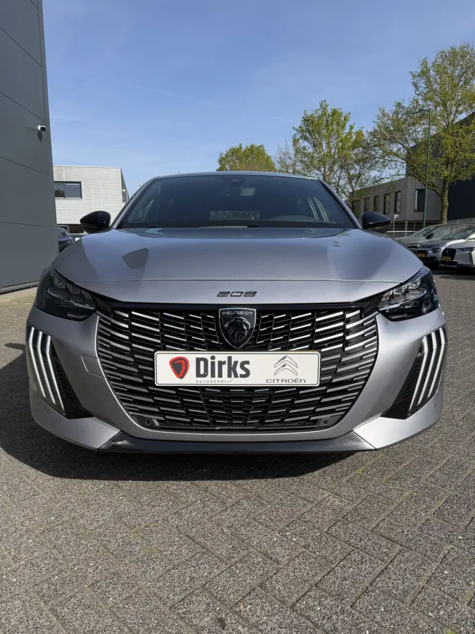 100pk GT (Camera - Keyless Entry - Parkeersensoren V+A - LED - Navigatie - Automatische Airco - Draadloos laden - Apple Carplay - 3D Cockpit)