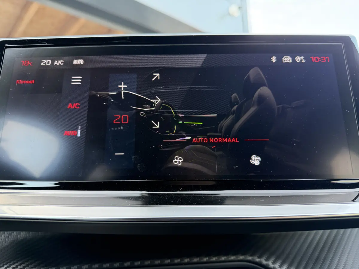 100pk GT (Camera - Keyless Entry - Parkeersensoren V+A - LED - Navigatie - Automatische Airco - Draadloos laden - Apple Carplay - 3D Cockpit)