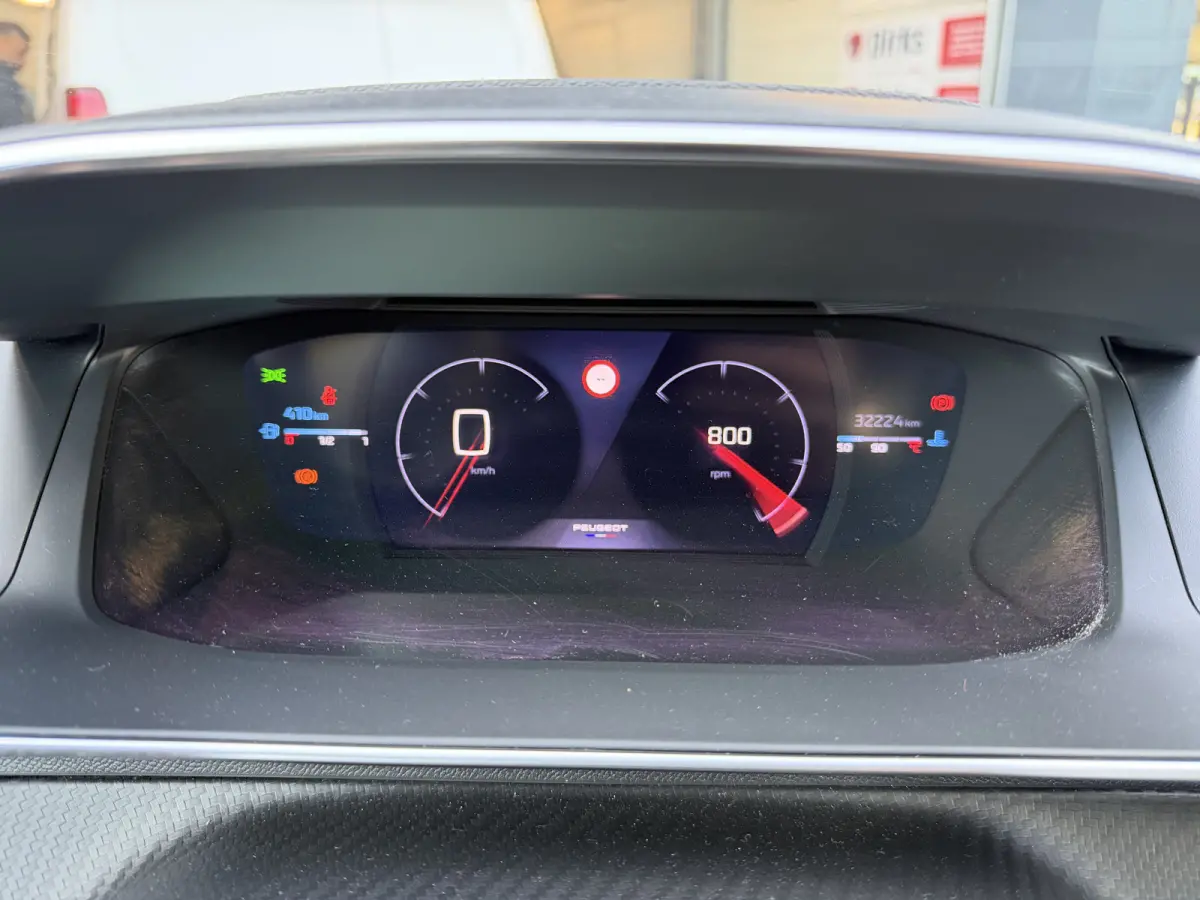 100pk GT (Camera - Keyless Entry - Parkeersensoren V+A - LED - Navigatie - Automatische Airco - Draadloos laden - Apple Carplay - 3D Cockpit)