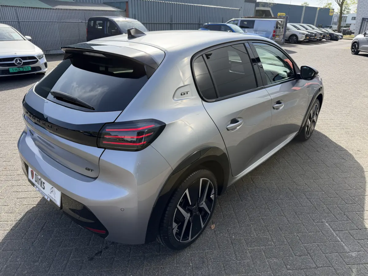 100pk GT (Camera - Keyless Entry - Parkeersensoren V+A - LED - Navigatie - Automatische Airco - Draadloos laden - Apple Carplay - 3D Cockpit)