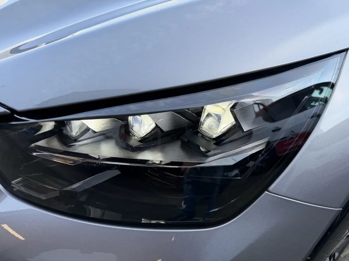 100pk GT (Camera - Keyless Entry - Parkeersensoren V+A - LED - Navigatie - Automatische Airco - Draadloos laden - Apple Carplay - 3D Cockpit)