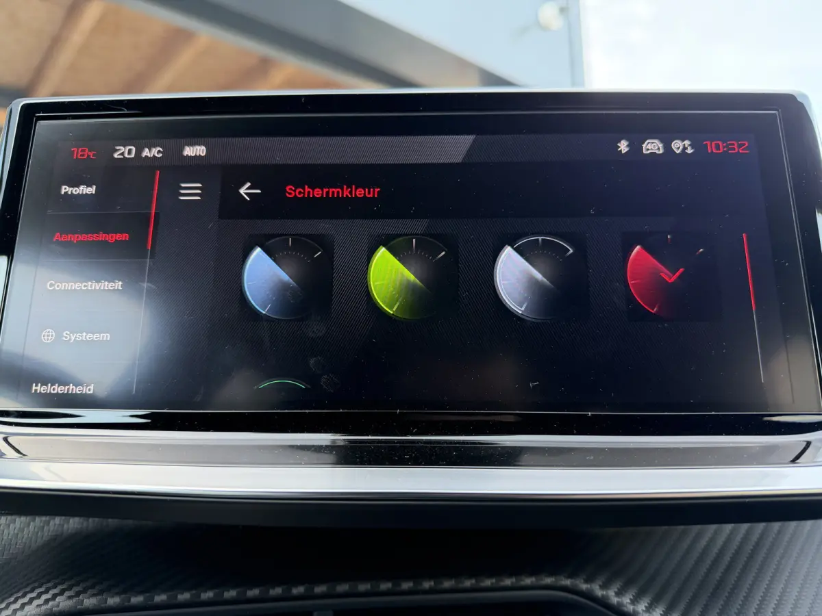100pk GT (Camera - Keyless Entry - Parkeersensoren V+A - LED - Navigatie - Automatische Airco - Draadloos laden - Apple Carplay - 3D Cockpit)