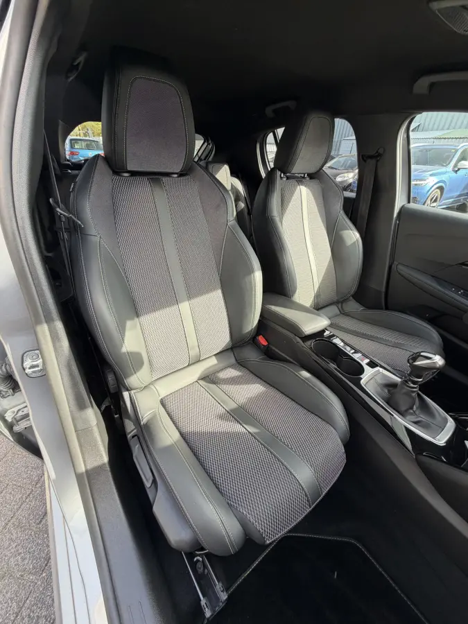 100pk GT (Camera - Keyless Entry - Parkeersensoren V+A - LED - Navigatie - Automatische Airco - Draadloos laden - Apple Carplay - 3D Cockpit)