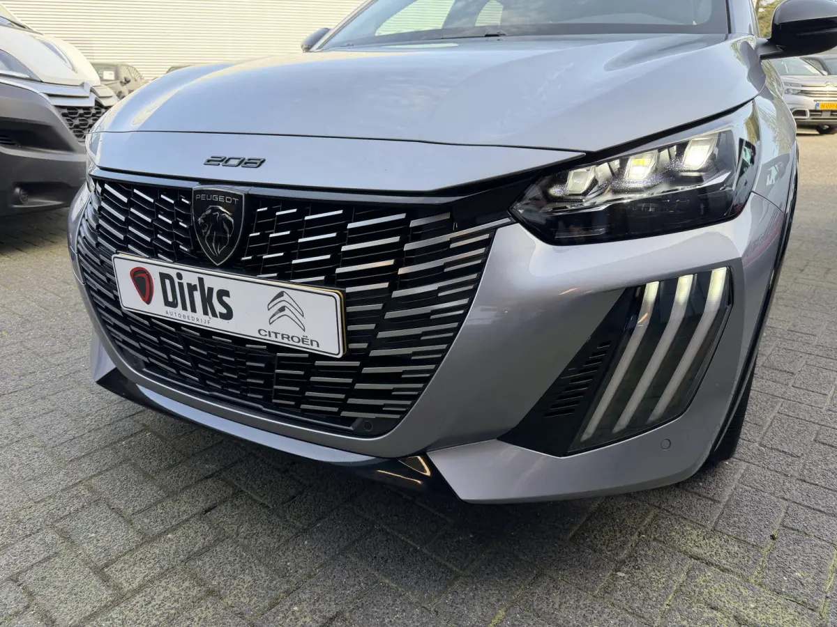 100pk GT (Camera - Keyless Entry - Parkeersensoren V+A - LED - Navigatie - Automatische Airco - Draadloos laden - Apple Carplay - 3D Cockpit)
