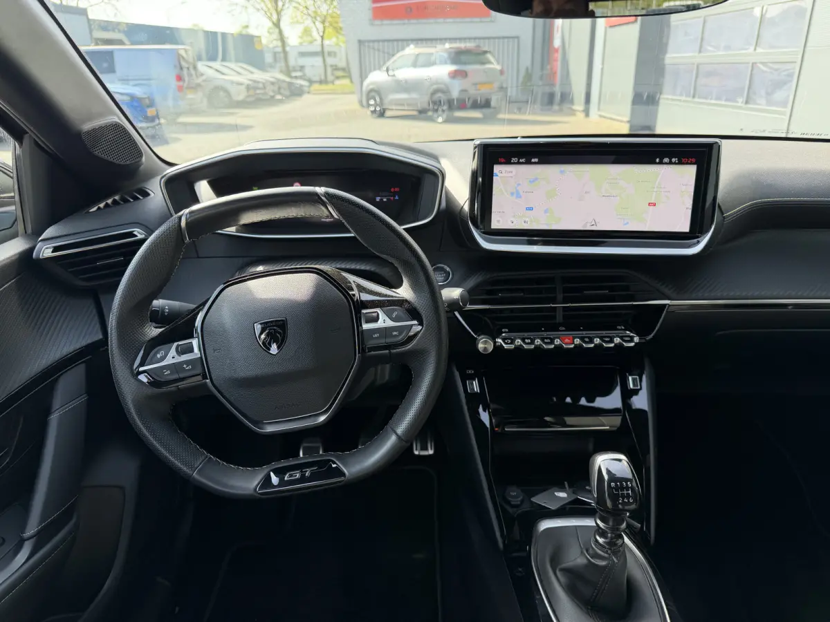 100pk GT (Camera - Keyless Entry - Parkeersensoren V+A - LED - Navigatie - Automatische Airco - Draadloos laden - Apple Carplay - 3D Cockpit)