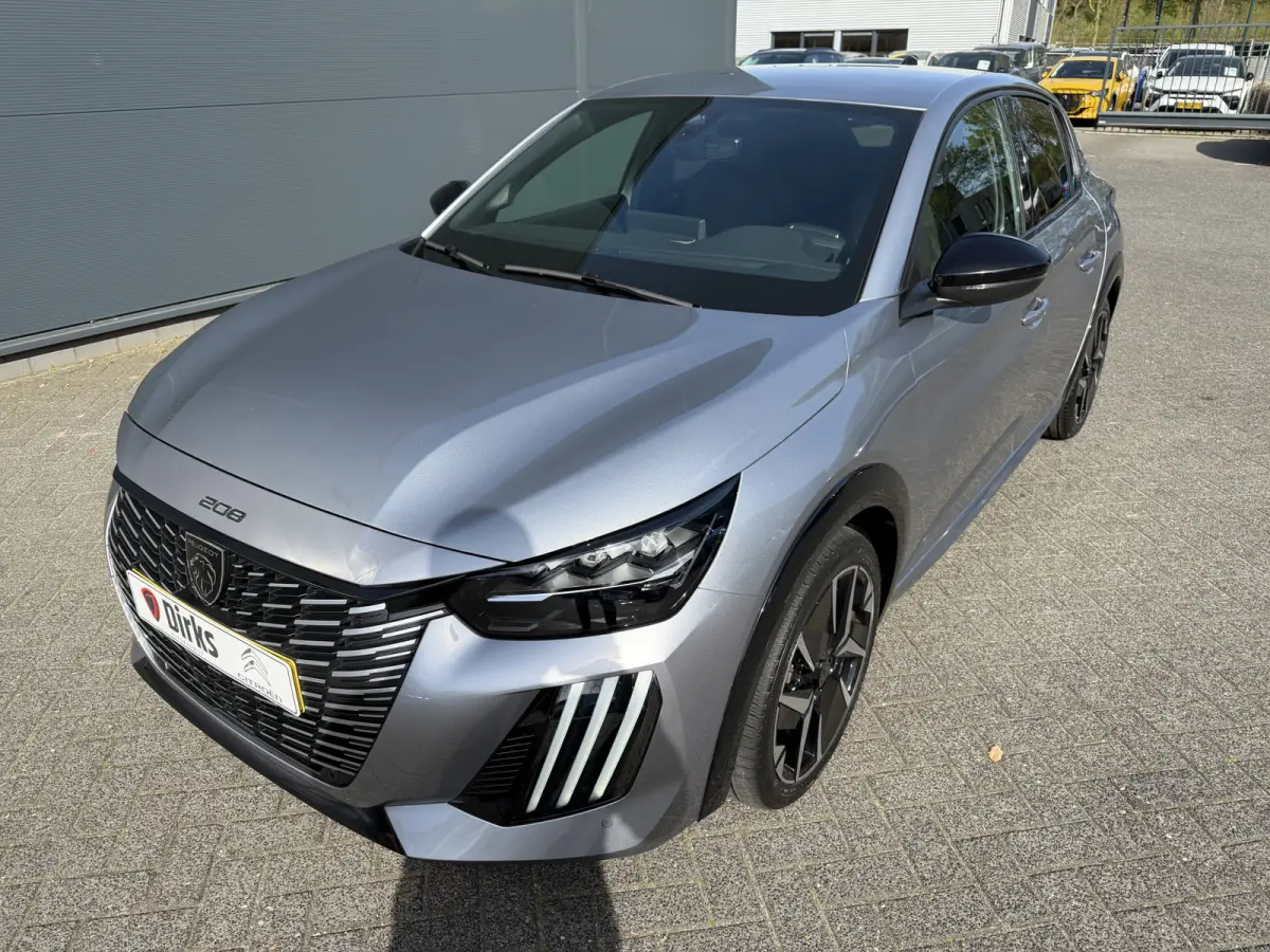 100pk GT (Camera - Keyless Entry - Parkeersensoren V+A - LED - Navigatie - Automatische Airco - Draadloos laden - Apple Carplay - 3D Cockpit)