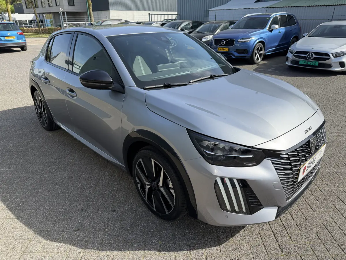 100pk GT (Camera - Keyless Entry - Parkeersensoren V+A - LED - Navigatie - Automatische Airco - Draadloos laden - Apple Carplay - 3D Cockpit)