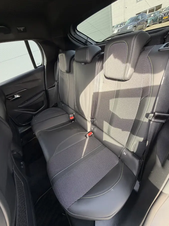 100pk GT (Camera - Keyless Entry - Parkeersensoren V+A - LED - Navigatie - Automatische Airco - Draadloos laden - Apple Carplay - 3D Cockpit)