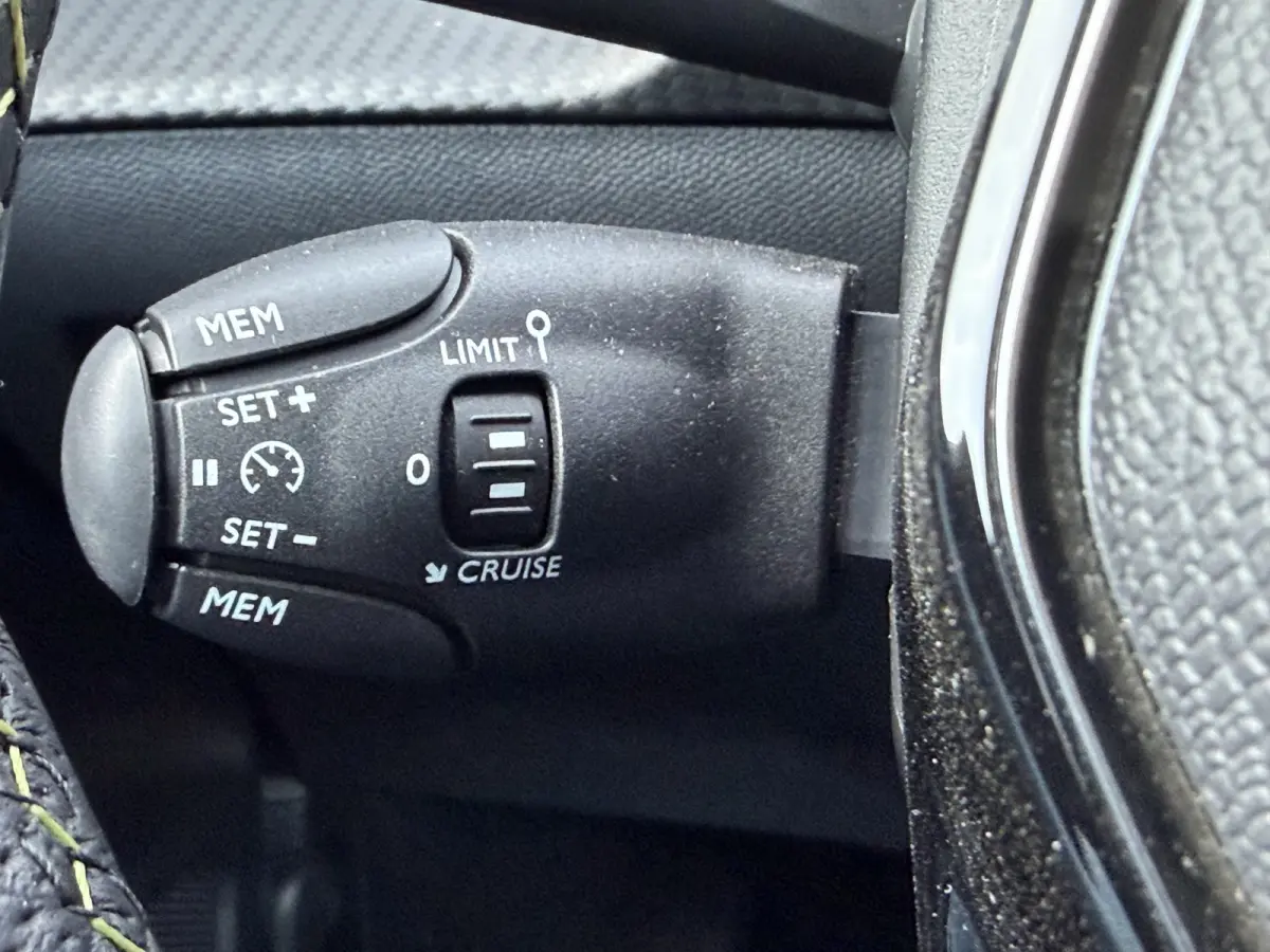 100pk GT (Camera - Keyless Entry - Parkeersensoren V+A - LED - Navigatie - Automatische Airco - Draadloos laden - Apple Carplay - 3D Cockpit)