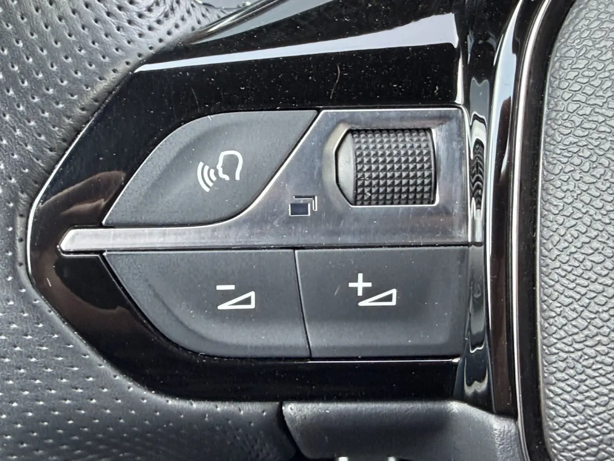 100pk GT (Camera - Keyless Entry - Parkeersensoren V+A - LED - Navigatie - Automatische Airco - Draadloos laden - Apple Carplay - 3D Cockpit)