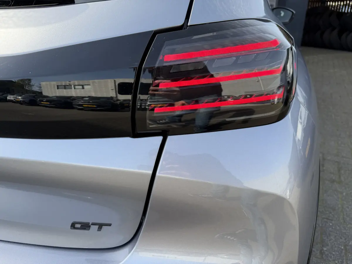 100pk GT (Camera - Keyless Entry - Parkeersensoren V+A - LED - Navigatie - Automatische Airco - Draadloos laden - Apple Carplay - 3D Cockpit)