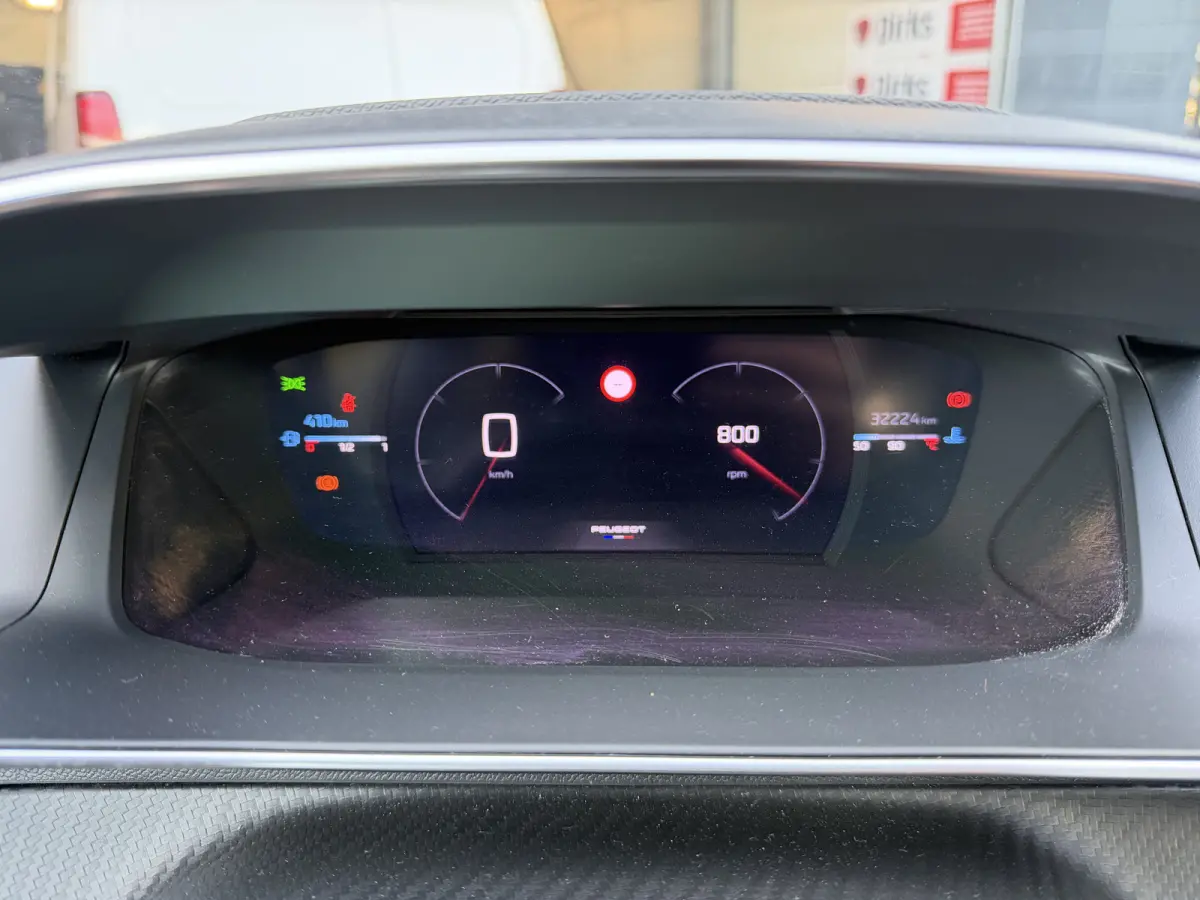 100pk GT (Camera - Keyless Entry - Parkeersensoren V+A - LED - Navigatie - Automatische Airco - Draadloos laden - Apple Carplay - 3D Cockpit)