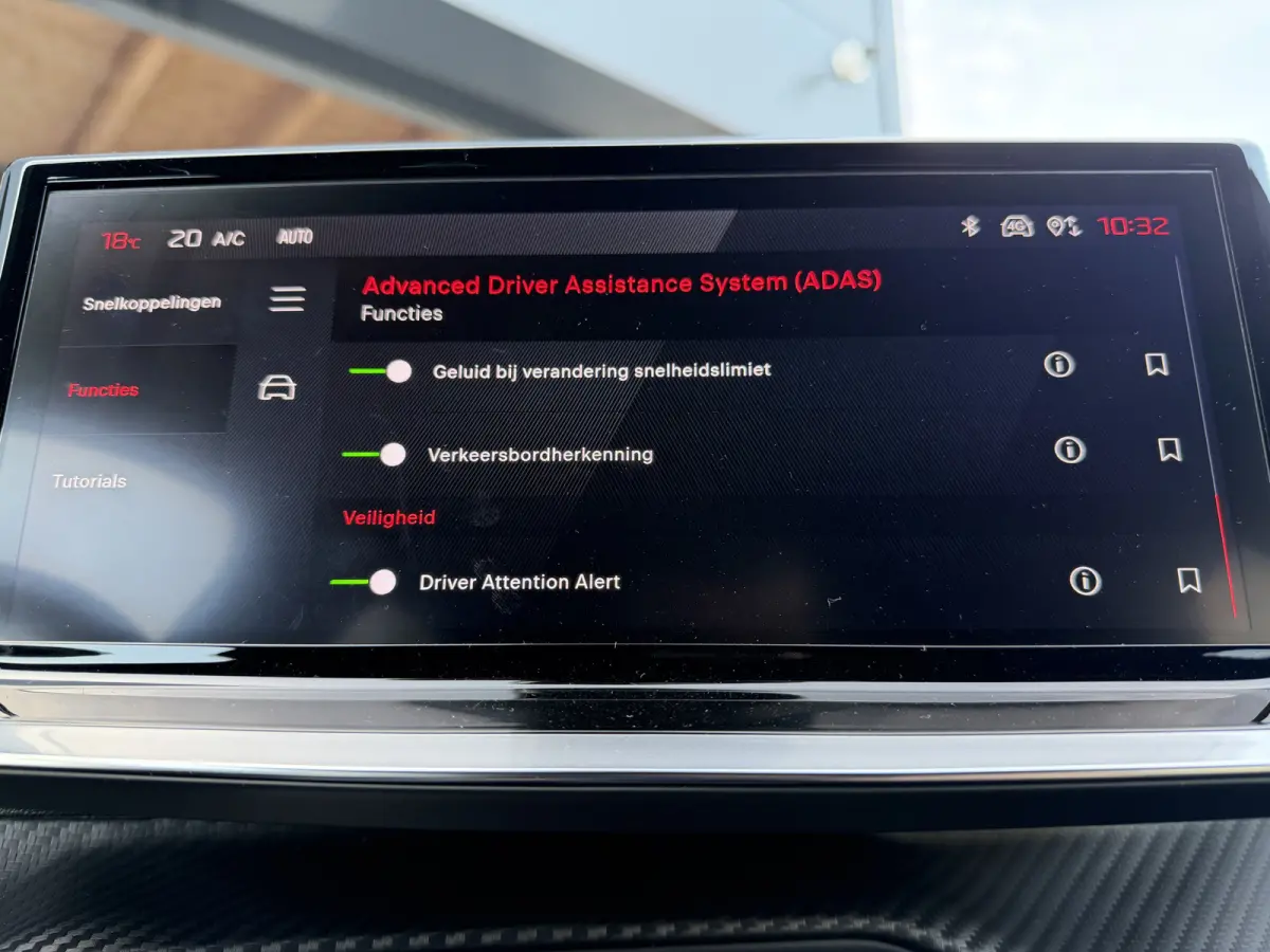 100pk GT (Camera - Keyless Entry - Parkeersensoren V+A - LED - Navigatie - Automatische Airco - Draadloos laden - Apple Carplay - 3D Cockpit)