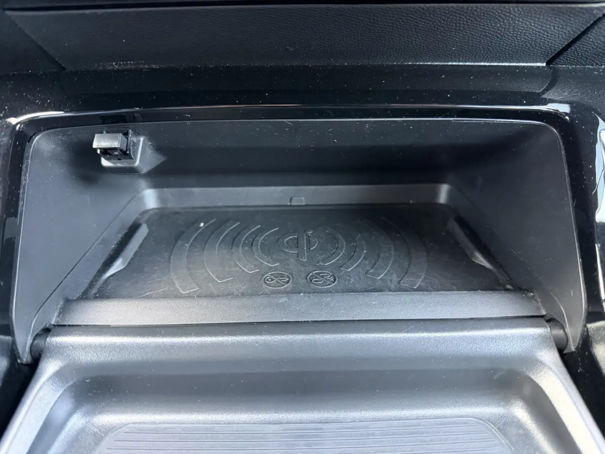 100pk GT (Camera - Keyless Entry - Parkeersensoren V+A - LED - Navigatie - Automatische Airco - Draadloos laden - Apple Carplay - 3D Cockpit)