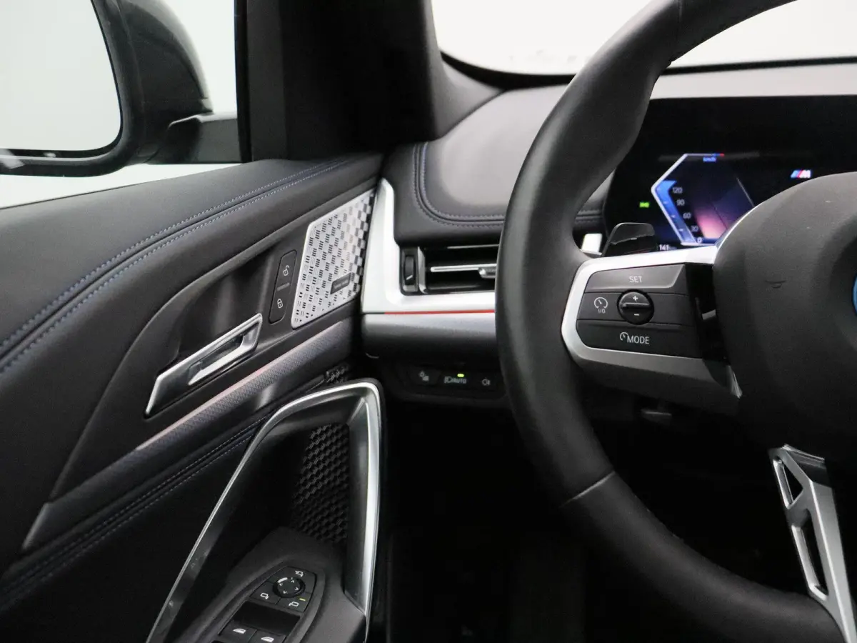 xDrive25e M Sportpakket | Travel Pack | Stuurwielrand Verwarmd | Achteruitrijcamera | Panoramadak | Harman Kardon | 18''