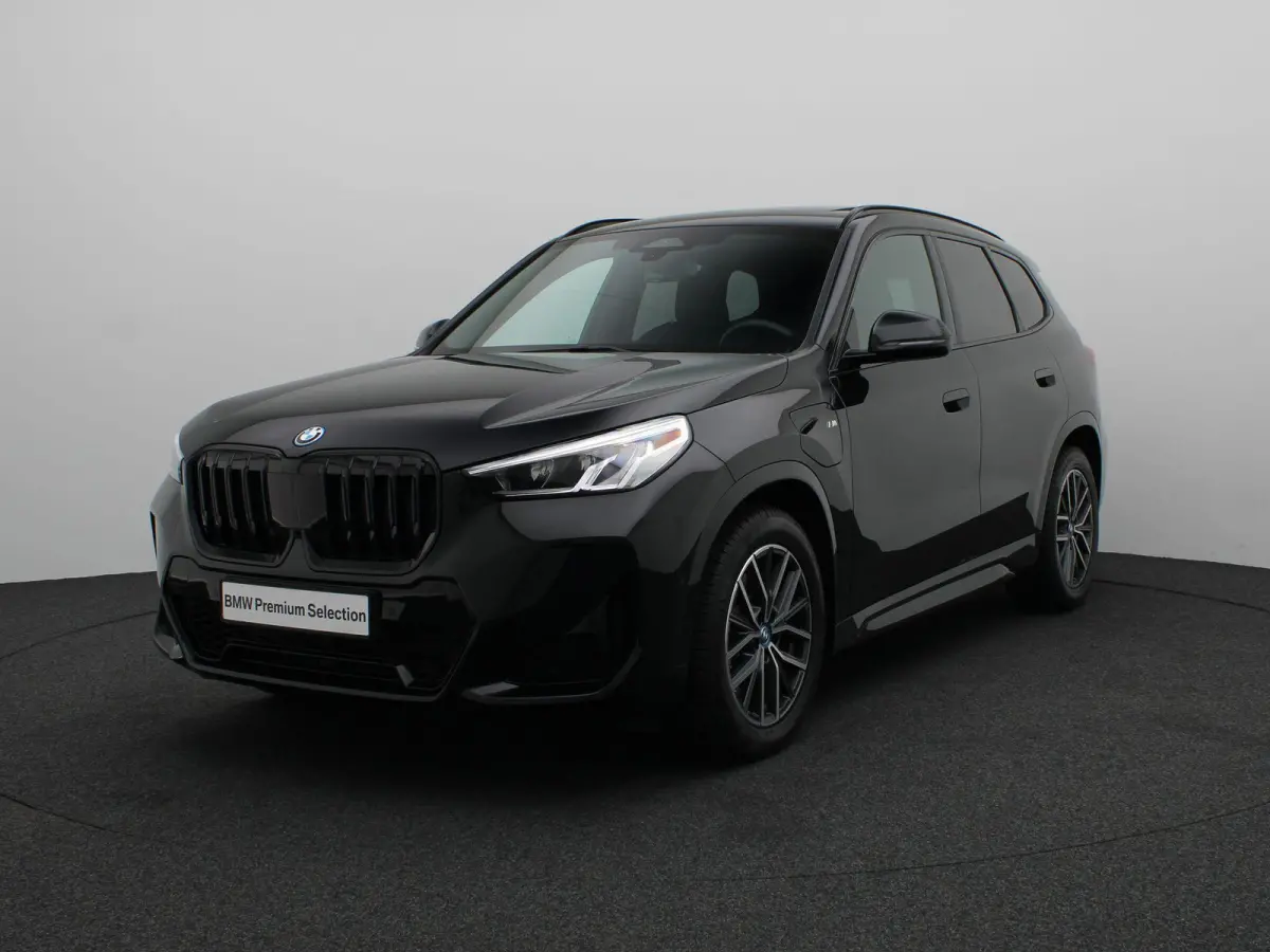 xDrive25e M Sportpakket | Travel Pack | Stuurwielrand Verwarmd | Achteruitrijcamera | Panoramadak | Harman Kardon | 18''