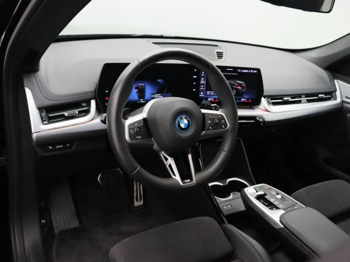 xDrive25e M Sportpakket | Travel Pack | Stuurwielrand Verwarmd | Achteruitrijcamera | Panoramadak | Harman Kardon | 18''