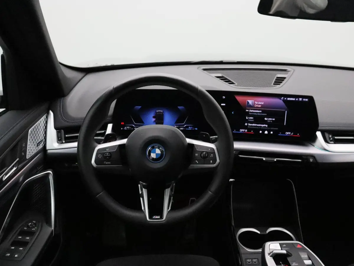 xDrive25e M Sportpakket | Travel Pack | Stuurwielrand Verwarmd | Achteruitrijcamera | Panoramadak | Harman Kardon | 18''