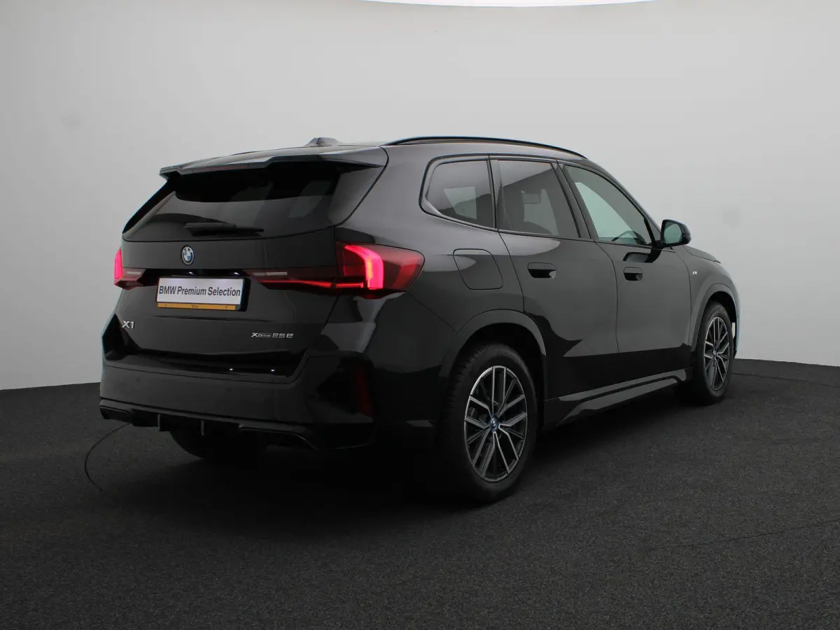 xDrive25e M Sportpakket | Travel Pack | Stuurwielrand Verwarmd | Achteruitrijcamera | Panoramadak | Harman Kardon | 18''