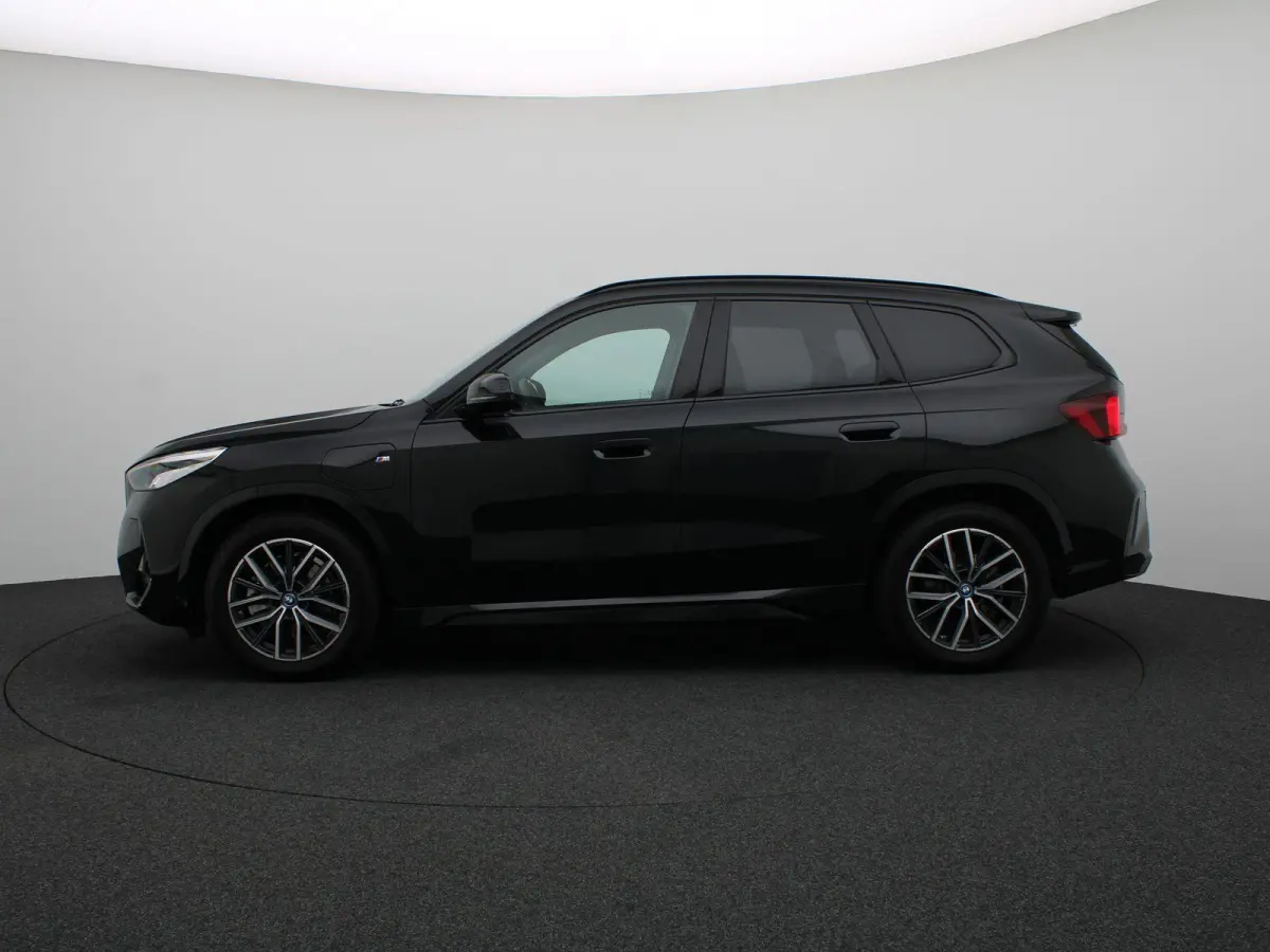 xDrive25e M Sportpakket | Travel Pack | Stuurwielrand Verwarmd | Achteruitrijcamera | Panoramadak | Harman Kardon | 18''