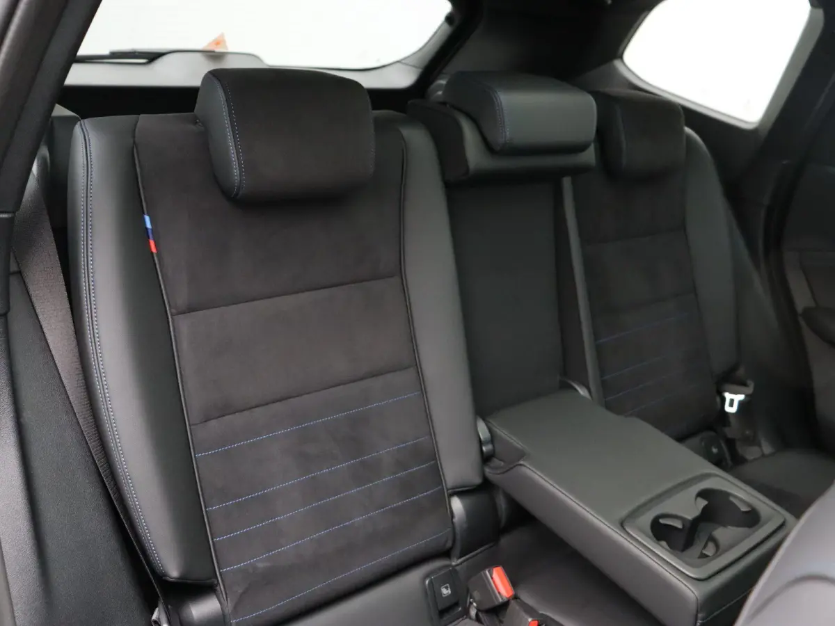 xDrive25e M Sportpakket | Travel Pack | Stuurwielrand Verwarmd | Achteruitrijcamera | Panoramadak | Harman Kardon | 18''