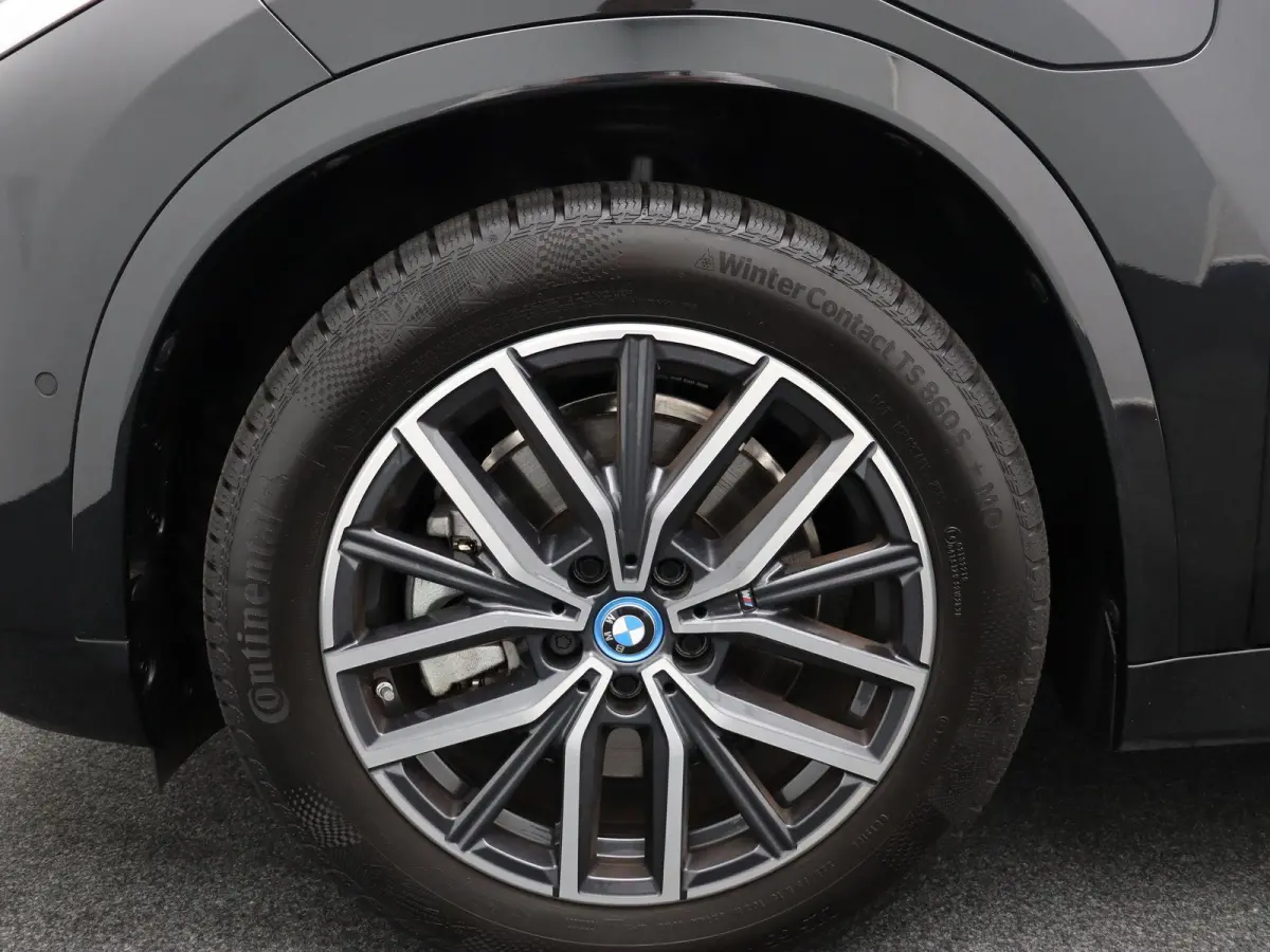xDrive25e M Sportpakket | Travel Pack | Stuurwielrand Verwarmd | Achteruitrijcamera | Panoramadak | Harman Kardon | 18''