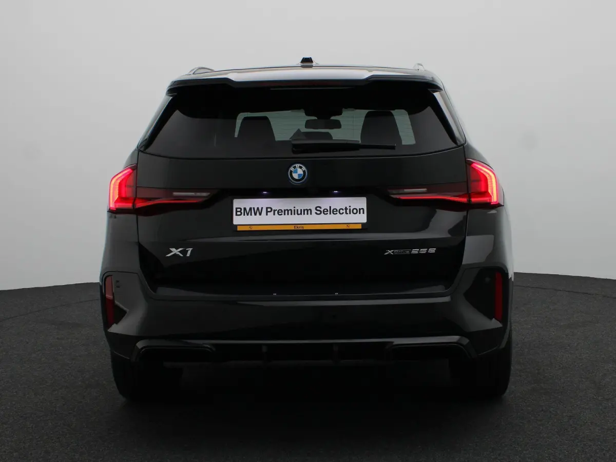 xDrive25e M Sportpakket | Travel Pack | Stuurwielrand Verwarmd | Achteruitrijcamera | Panoramadak | Harman Kardon | 18''