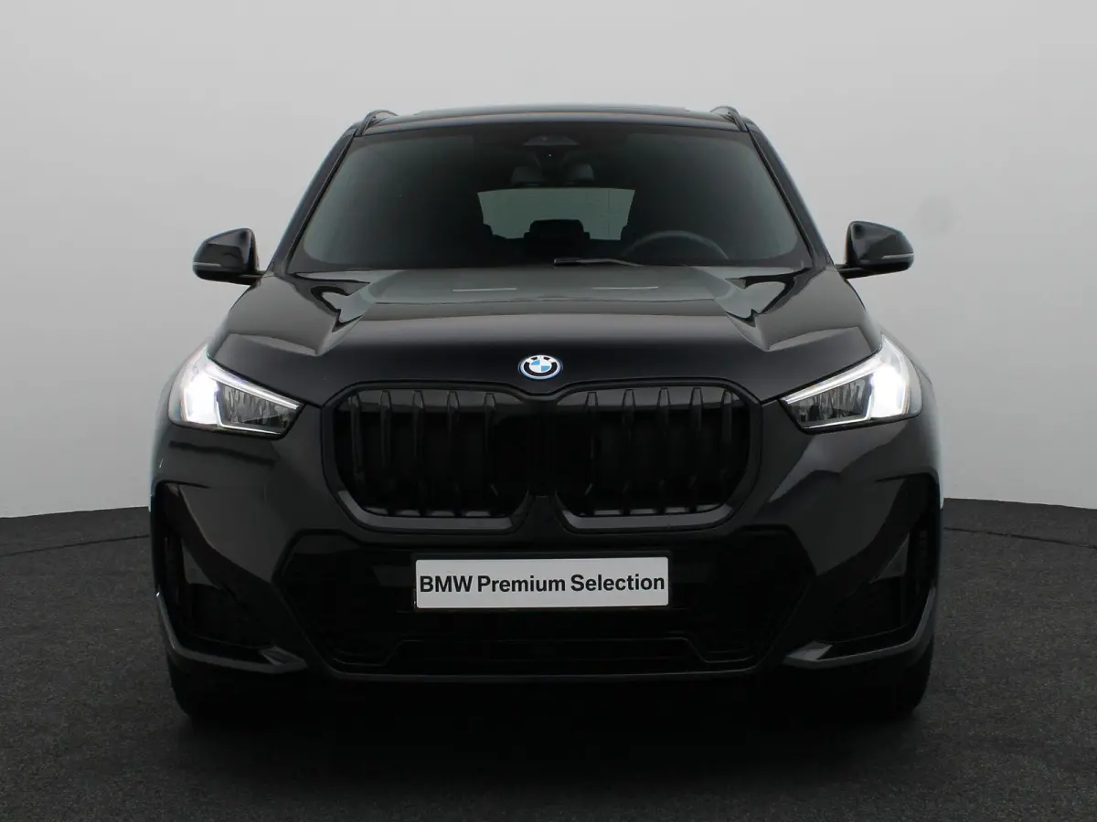 xDrive25e M Sportpakket | Travel Pack | Stuurwielrand Verwarmd | Achteruitrijcamera | Panoramadak | Harman Kardon | 18''