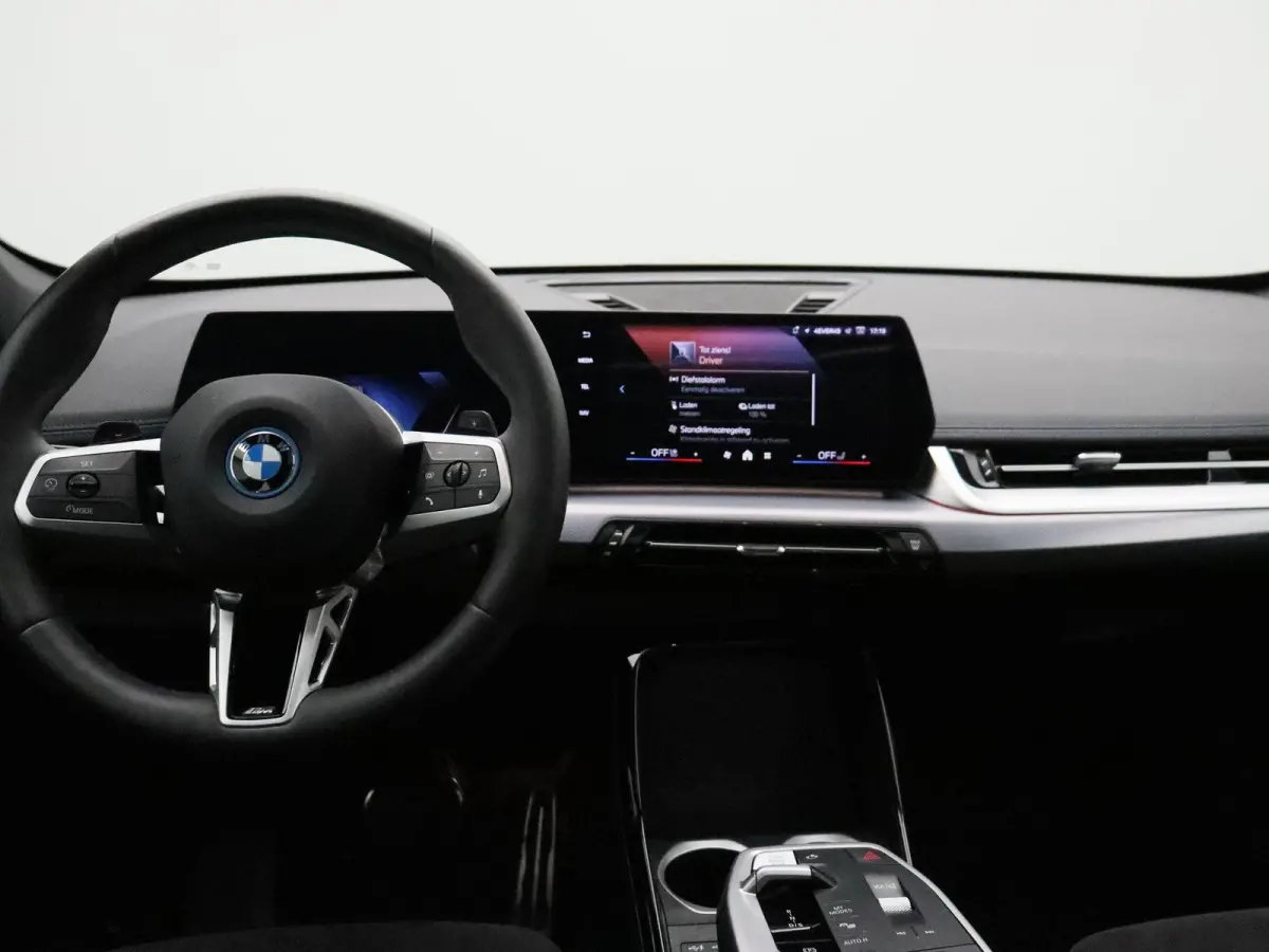 xDrive25e M Sportpakket | Travel Pack | Stuurwielrand Verwarmd | Achteruitrijcamera | Panoramadak | Harman Kardon | 18''