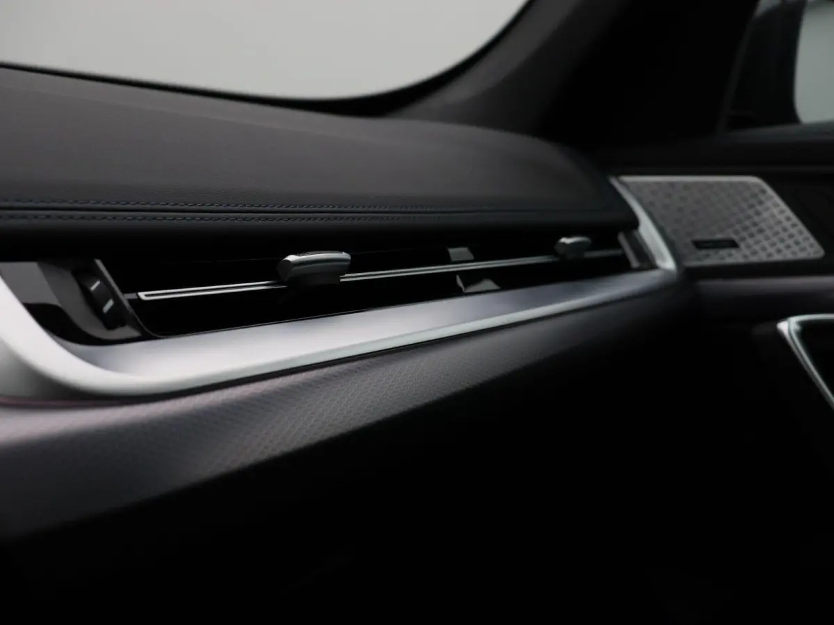 xDrive25e M Sportpakket | Travel Pack | Stuurwielrand Verwarmd | Achteruitrijcamera | Panoramadak | Harman Kardon | 18''
