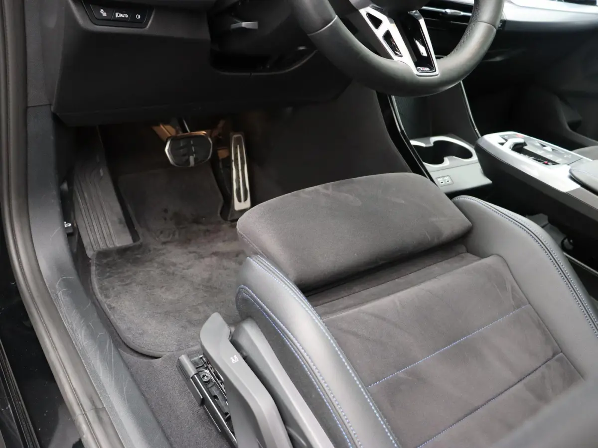 xDrive25e M Sportpakket | Travel Pack | Stuurwielrand Verwarmd | Achteruitrijcamera | Panoramadak | Harman Kardon | 18''