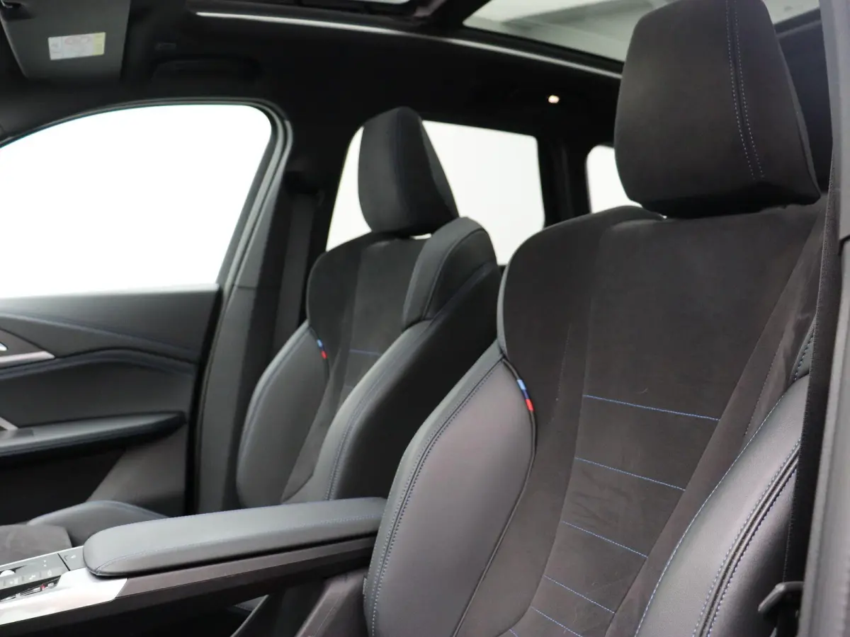 xDrive25e M Sportpakket | Travel Pack | Stuurwielrand Verwarmd | Achteruitrijcamera | Panoramadak | Harman Kardon | 18''