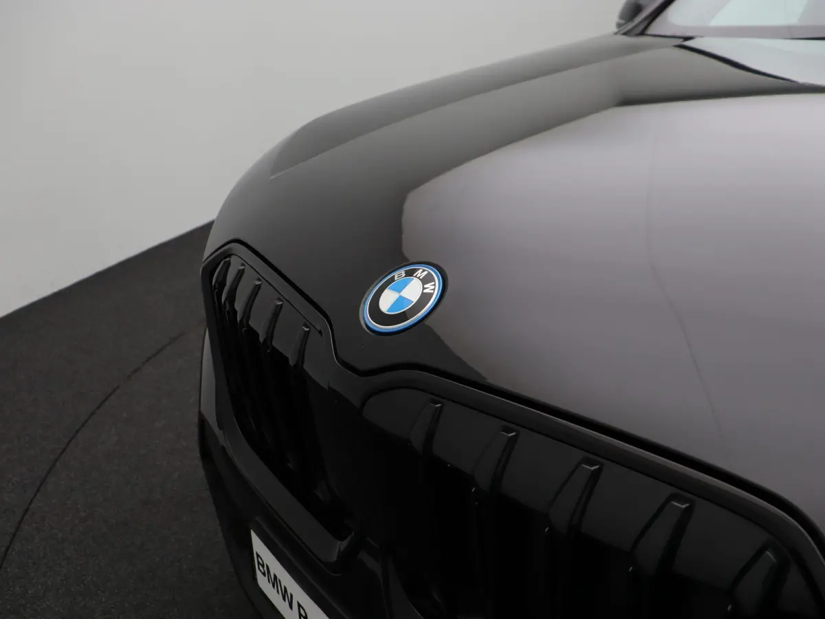 xDrive25e M Sportpakket | Travel Pack | Stuurwielrand Verwarmd | Achteruitrijcamera | Panoramadak | Harman Kardon | 18''