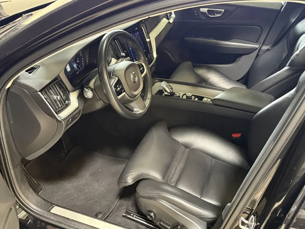 2.0 B3 R-Design | Trekhaak | Panoramadak | Apple Carplay | Leder