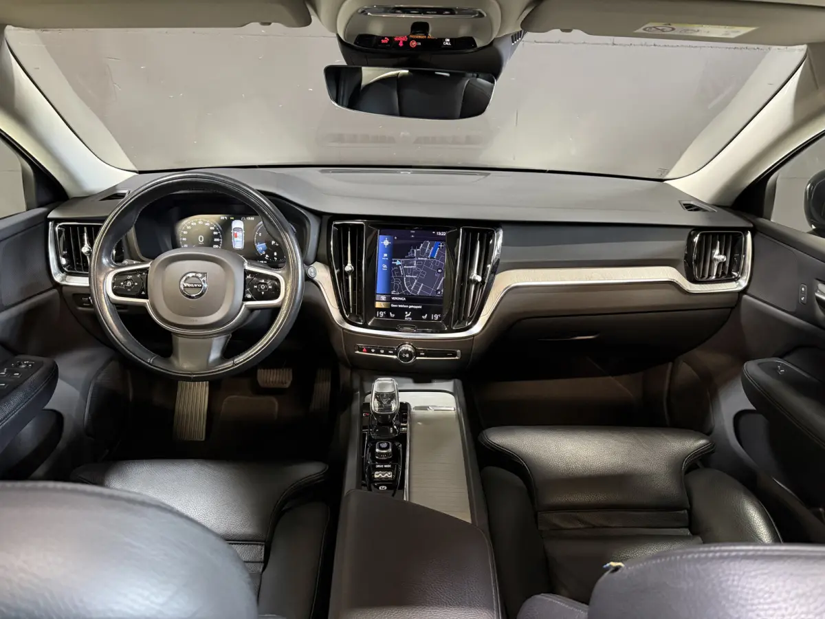 2.0 B3 R-Design | Trekhaak | Panoramadak | Apple Carplay | Leder